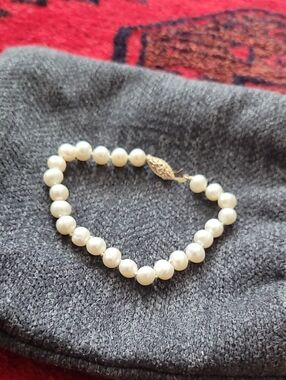 Classic White Pearl Beaded Bracelet with Gold Clasp